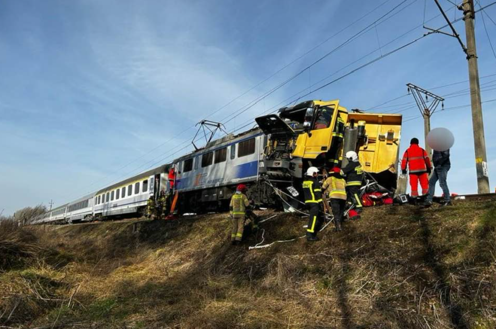 Zderzenie ciągnika siodłowego z pociągiem PKP Intercity (fot. mł. ogn. Marcin Rynkiewicz / KP PSP Białogard)