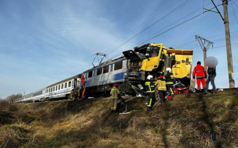 Zderzenie ciągnika siodłowego z pociągiem PKP Intercity (fot. mł. ogn. Marcin Rynkiewicz / KP PSP Białogard)