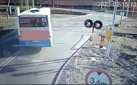 Kierowca autobusu wyłamał szlaban i odjechał (fot. kadr z filmu)