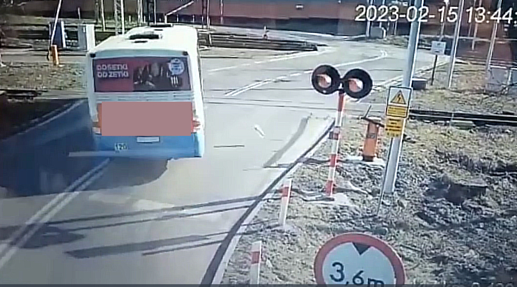 Kierowca autobusu wyłamał szlaban i odjechał (fot. kadr z filmu)