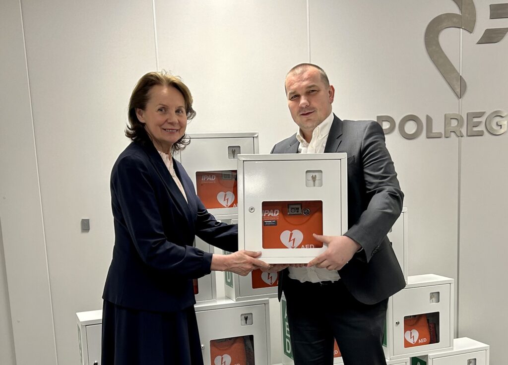 Artur Martyniuk, Prezes Polregio S.A. przekazuje defibrylator AED (fot. Polregio)