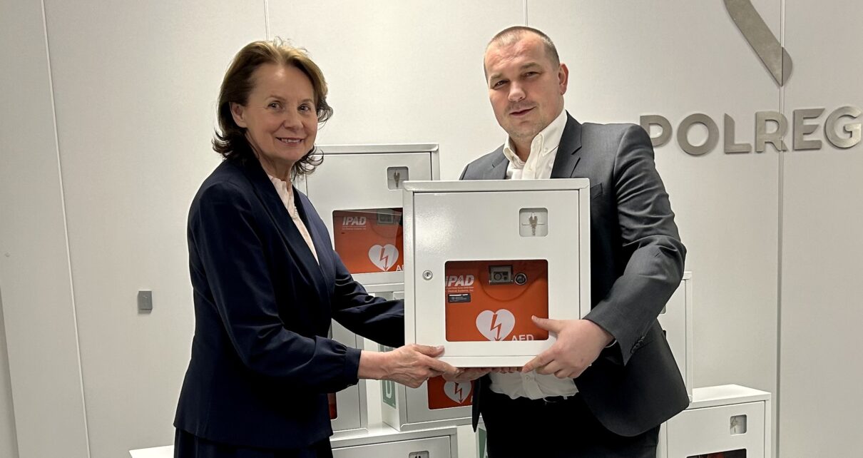 Prezes Polregio S.A. przekazuje defibrylator AED (fot. Polregio)