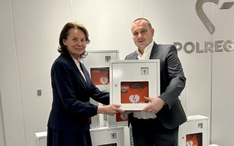 Prezes Polregio S.A. przekazuje defibrylator AED (fot. Polregio)