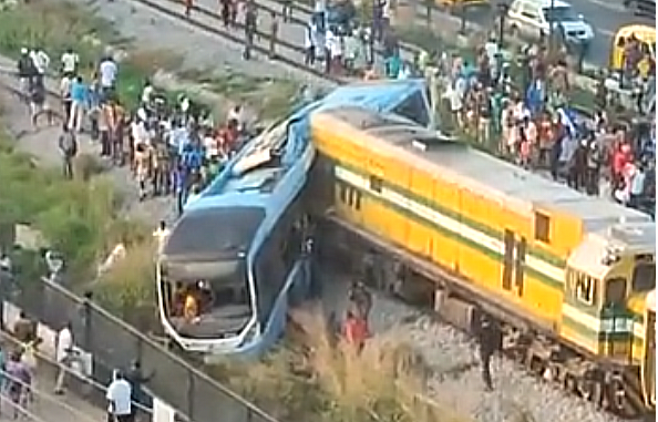 Nigeria: zderzenie autobusu z pociągiem. Kierowca prawdopodobnie chciał zdążyć przed jadącym składem.