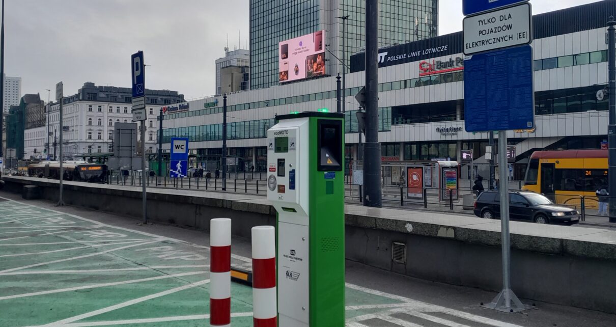 Nowa stacja ładowania samochodów elektrycznych w Warszawie (fot. PKP S.A.)