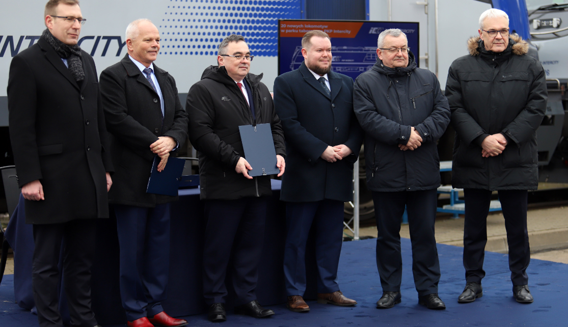Podpisanie umowy między przedstawicielami PKP Intercity S.A. a producentem taboru - firmą NEWAG. (fot. mi.gov.pl)
