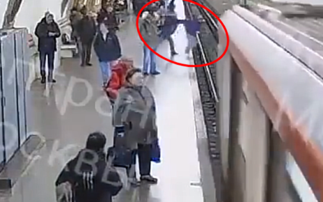 Mężczyzna wepchnął nastolatka pod pociąg metra. Całe zdarzenie zarejestrowała kamera (fot. kadr z filmu)