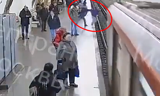 Mężczyzna wepchnął nastolatka pod pociąg metra. Całe zdarzenie zarejestrowała kamera (fot. kadr z filmu)
