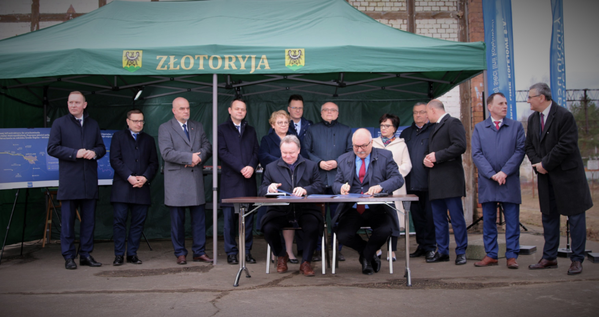 PKP Polskie Linie Kolejowe S.A. podpisały z Urzędem Marszałkowskim Województwa Dolnośląskiego trzy umowy na projekty w ramach Rządowego Programu Uzupełniania Lokalnej i Regionalnej Infrastruktury Kolejowej Kolej Plus do 2029 r.