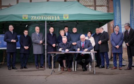 PKP Polskie Linie Kolejowe S.A. podpisały z Urzędem Marszałkowskim Województwa Dolnośląskiego trzy umowy na projekty w ramach Rządowego Programu Uzupełniania Lokalnej i Regionalnej Infrastruktury Kolejowej Kolej Plus do 2029 r.