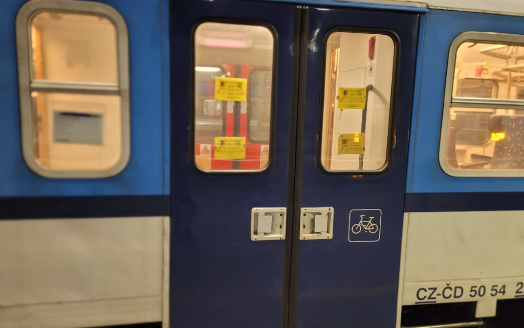 Koleje Czeskie chcą usunąć awarię drzwi do końca marca (fot. @AlesPetrovsky / Twitter)