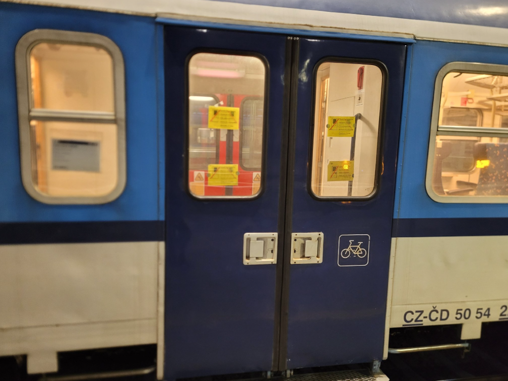 Koleje Czeskie chcą usunąć awarię drzwi do końca marca (fot. @AlesPetrovsky / Twitter)