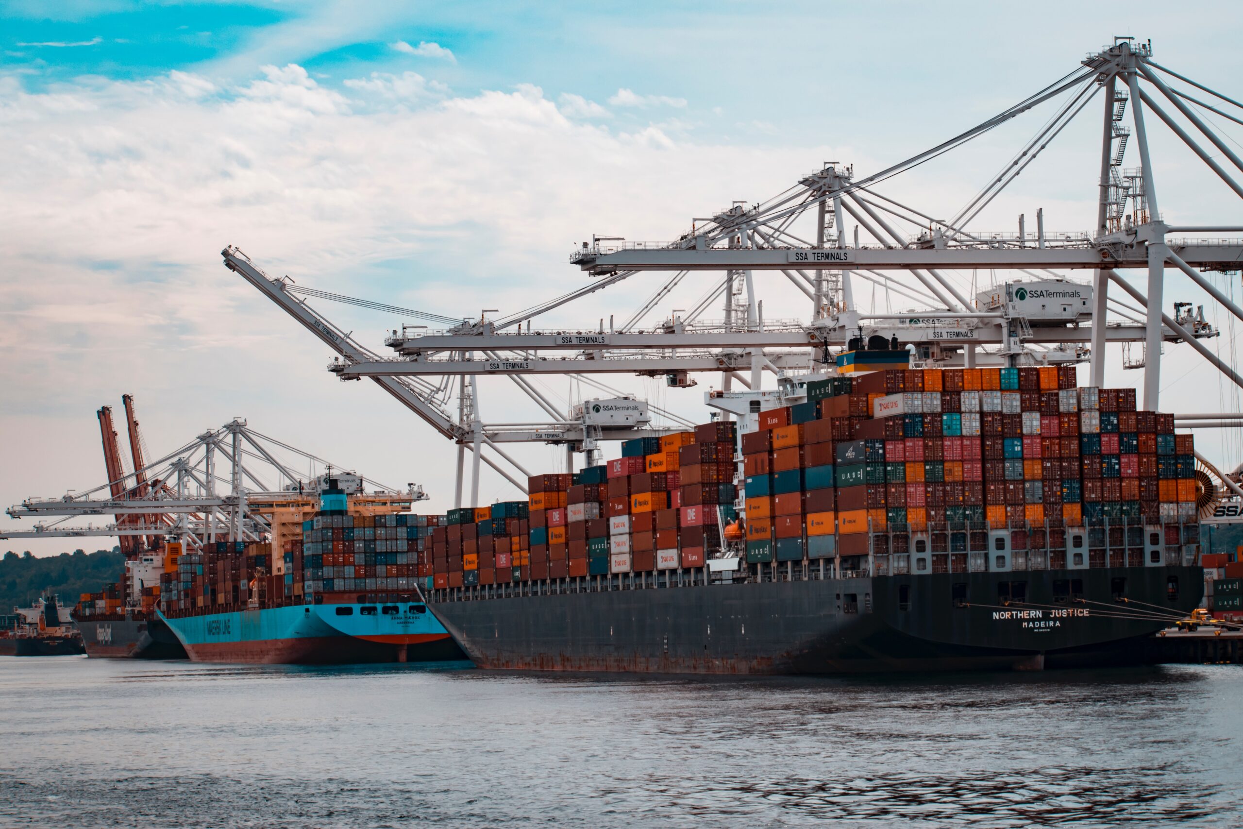 Transport bez granic – jak zmienia się globalna logistyka?