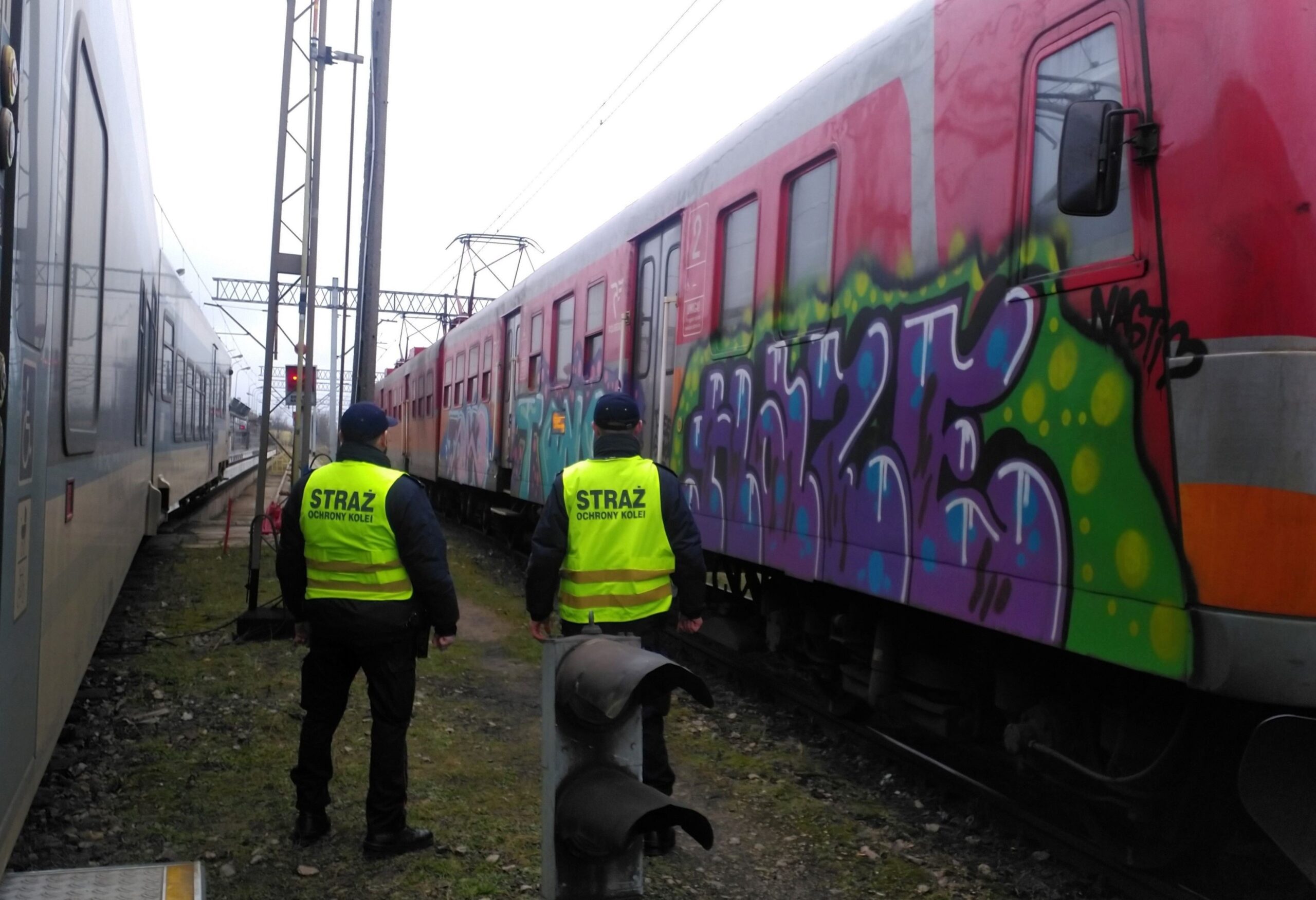 Patrol Straży Ochrony Kolei zatrzymał sprawców dewastacji wagonu (fot. SOK)