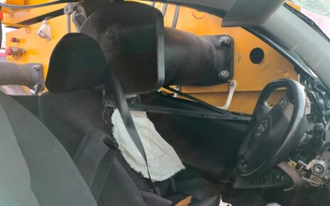 Sprzęg pojazdu szynowego wbił się przez szybę do samochodu. (fot. Kujawsko-Pomorska Policja)
