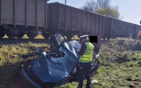 Wypadek na przejeździe kolejowym w m. Lniano (fot. KPP Świecie)