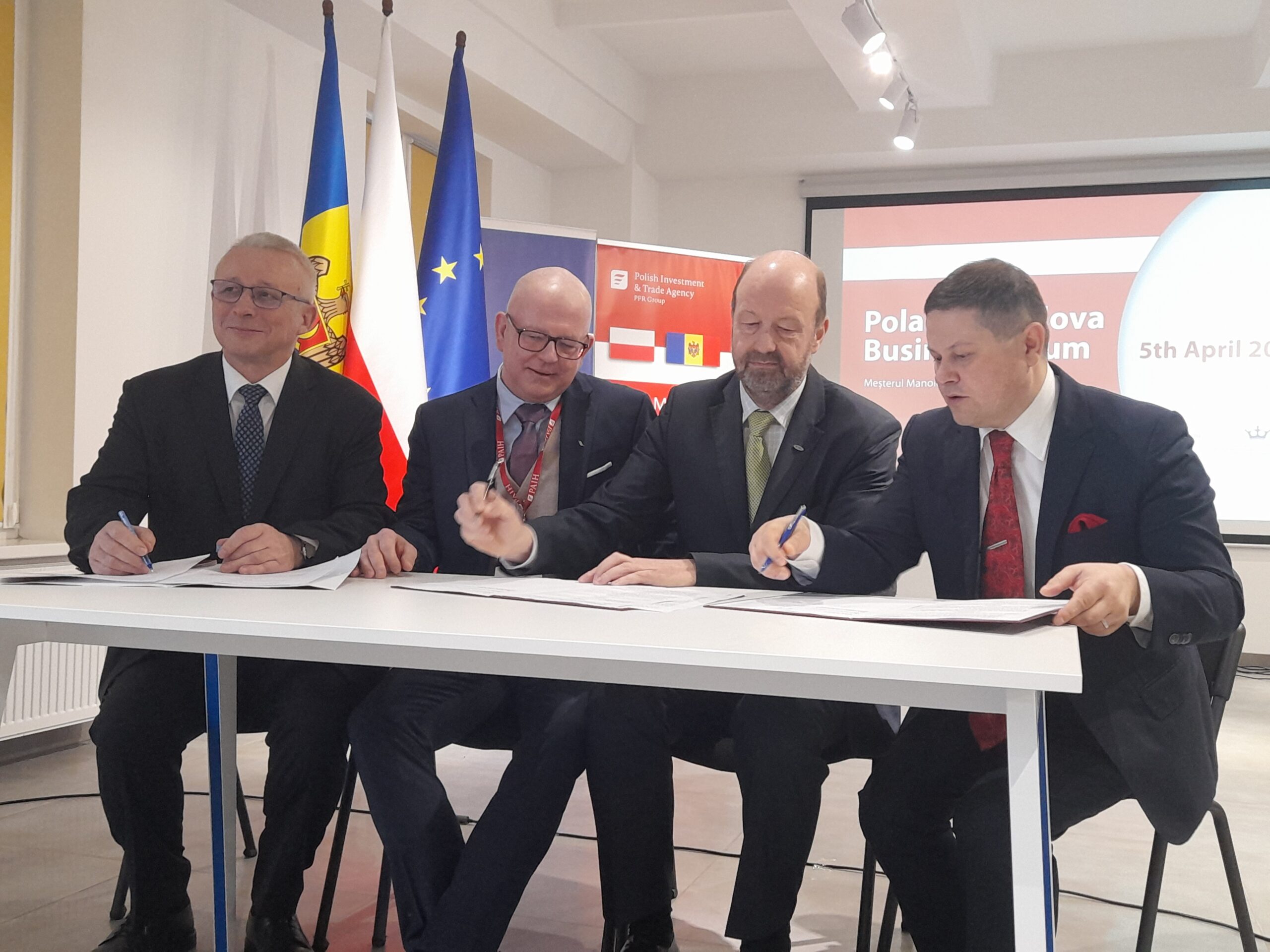 Podpisanie Memorandum o współpracy między Polską Izbą Producentów Urządzeń i Usług na Rzecz Kolei, PAIH i Kolejami Mołdawskimi