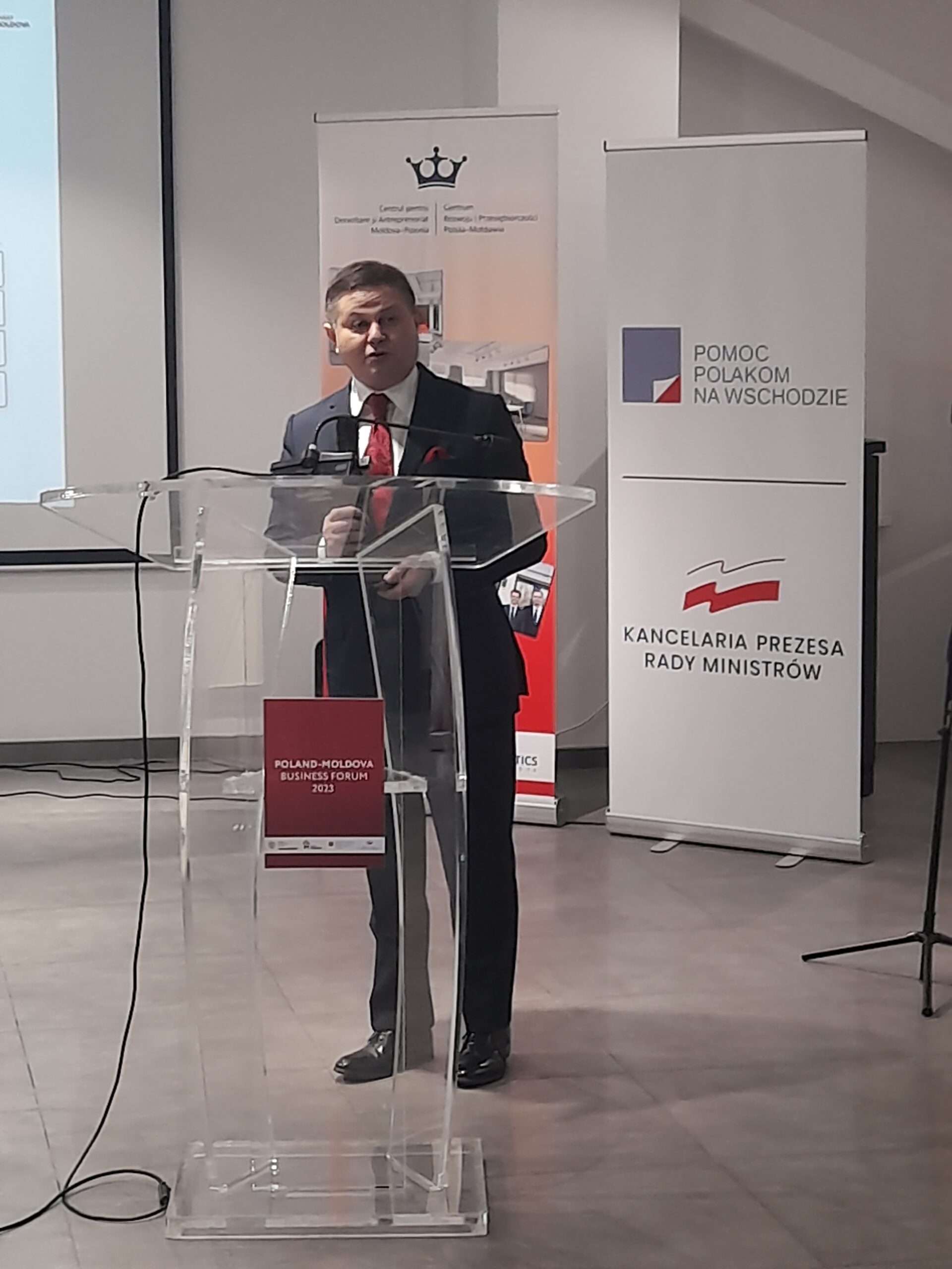 Prezes Zarządu Kolei Mołdawskich w trakcie prezentacji aktualnej sytuacji transportu szynowego w kraju.