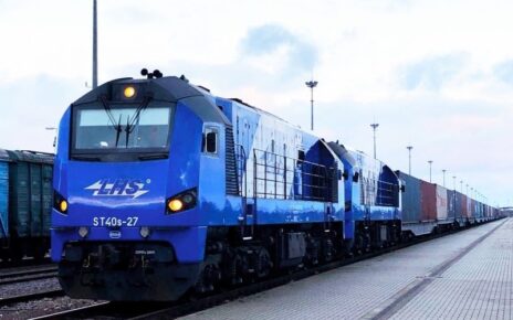 Policja pilnuje dostępu do torów kolejowych przy przejściu granicznym w Hrubieszowie (fot. PKP LHS)
