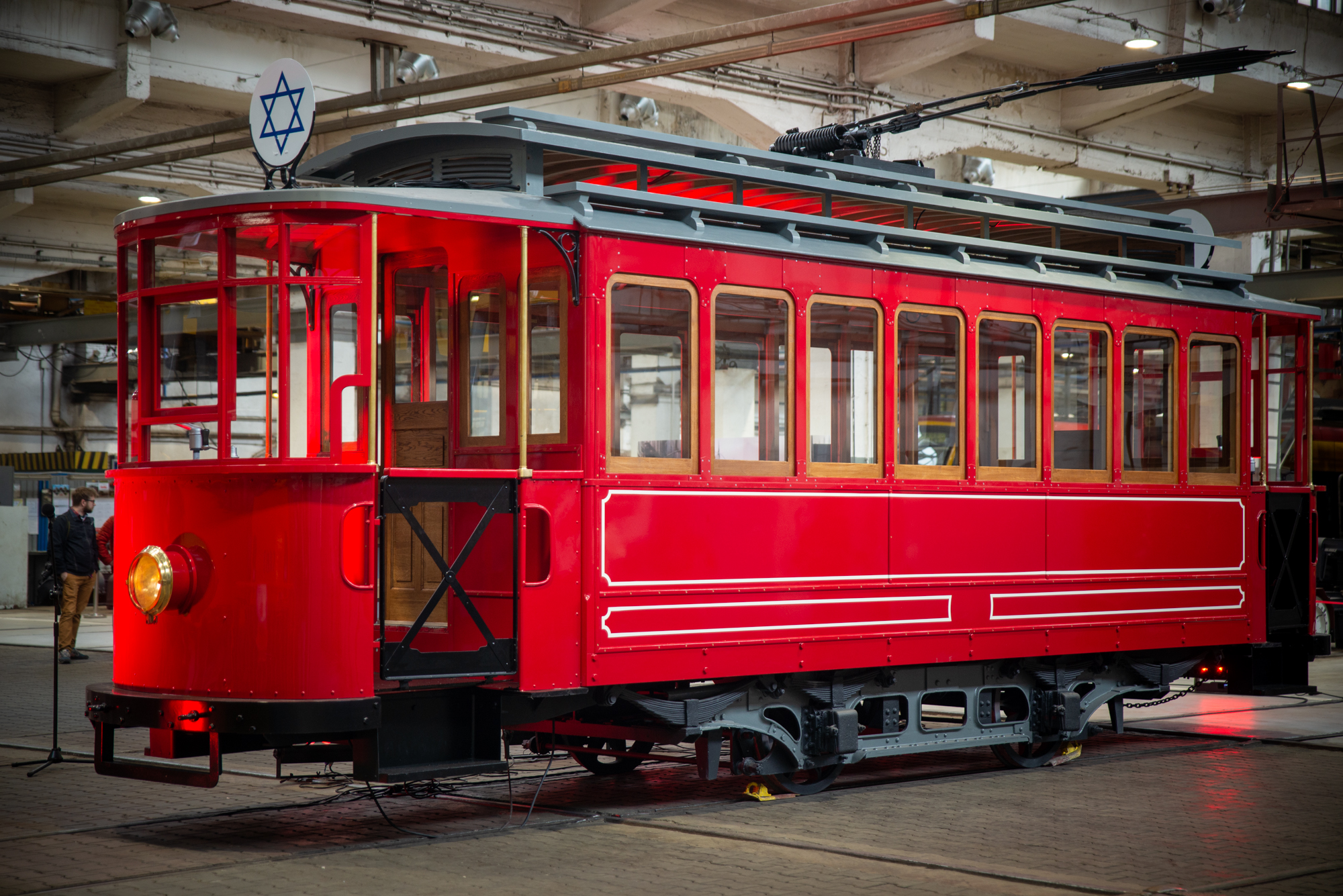 Zrekonstruowany tramwaj z warszawskiego getta zaprezzentowano na kilka dni przed rocznicą wybuchu Powstania Warszawskiego (Fot. TW)