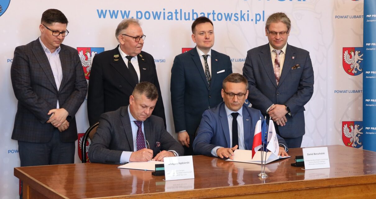 Przedstawiciele PKP PLK i wykonawcy podpisali umowę na wykonanie kładki nad torami w Lubartowie (fot. Krzysztof Dudziński / PKP PLK)