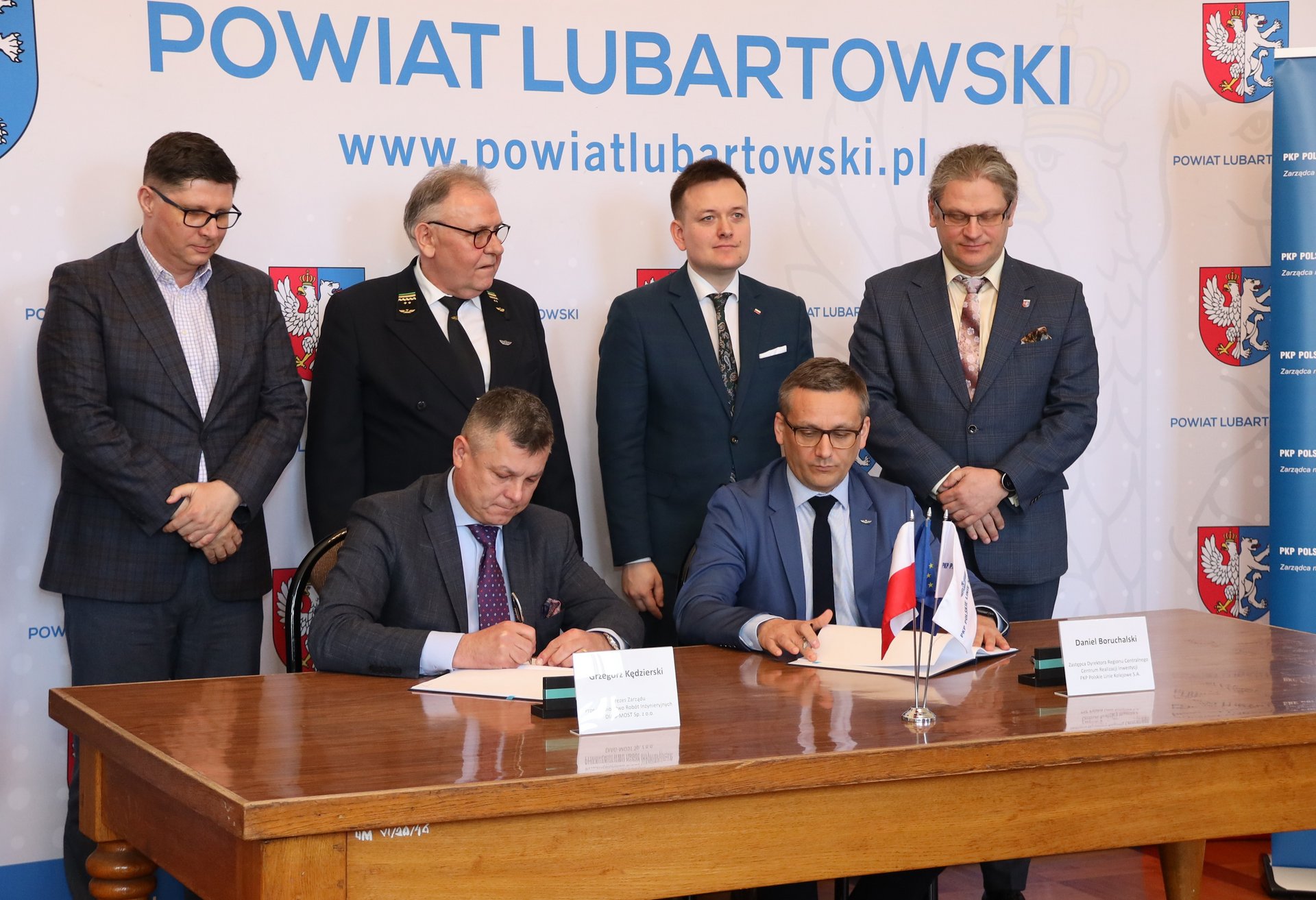 Przedstawiciele PKP PLK i wykonawcy podpisali umowę na wykonanie kładki nad torami w Lubartowie (fot. Krzysztof Dudziński / PKP PLK)