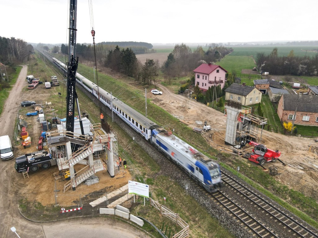 Wykonawcy na budowie wiaduktu nad torami w Ciechanowie (Fot. Grzegorz Biega / PKP PLK)