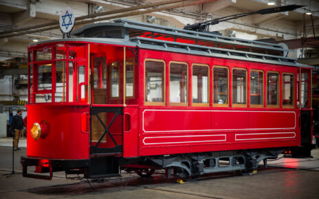 Zrekonstruowany tramwaj z warszawskiego getta zaprezzentowano na kilka dni przed rocznicą wybuchu Powstania Warszawskiego (Fot. TW)