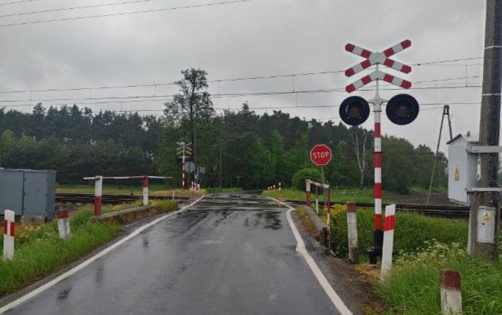 Na tym przejeździe kolejowym doszło do kolizji samochodu osobowego z pociągiem (fot. KMP Bydgoszcz)