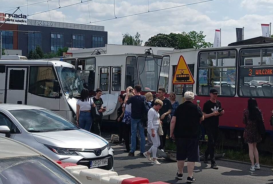 Policyjny bus wjechał w tramwaj. Zdarzenie spowodowało duże utrudnienia w ruchu (fot. Awaria Bydgoskiego Tramwaju Facebook)