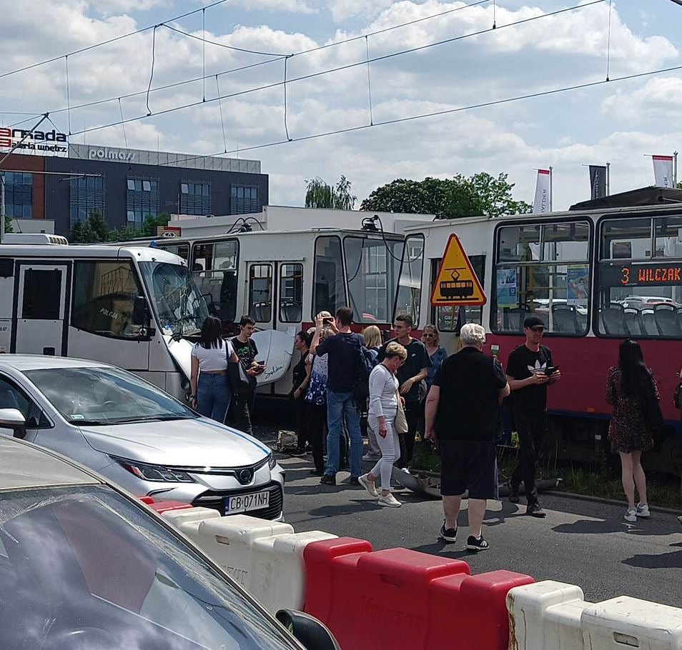 Bydgoszcz: policyjny bus wjechał w tramwaj