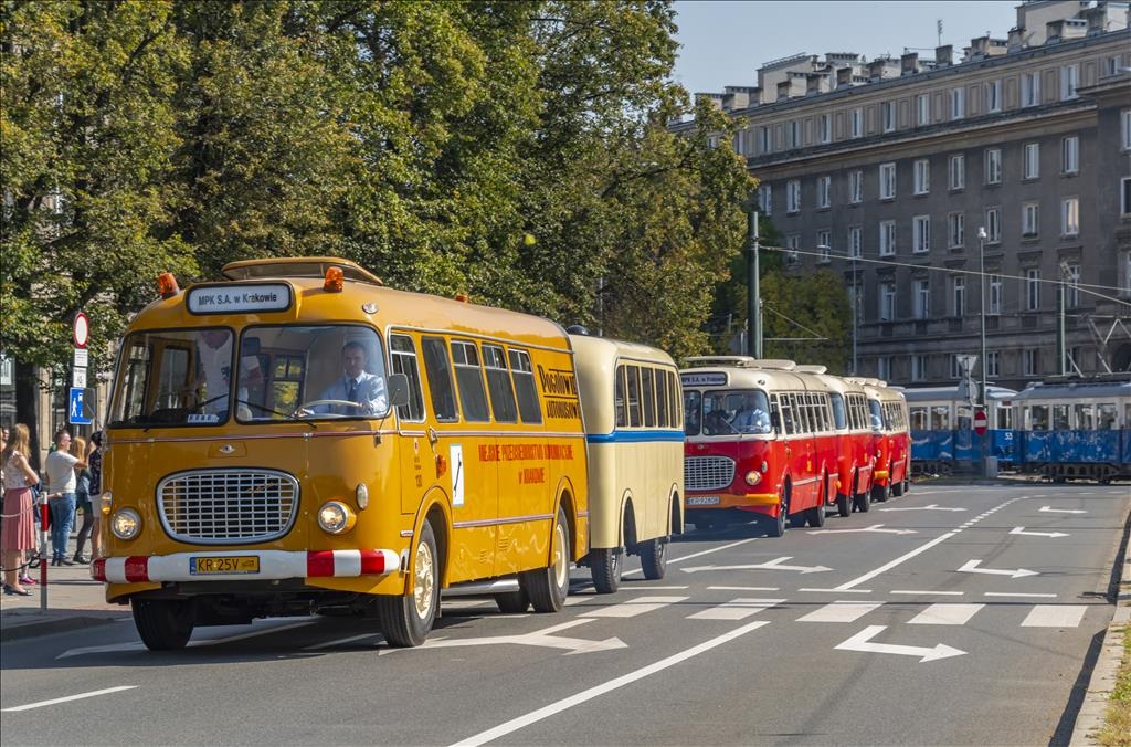Przejazd zabytkowych autobusów i tramwajów w Krakowie (Fot. MPK Kraków)