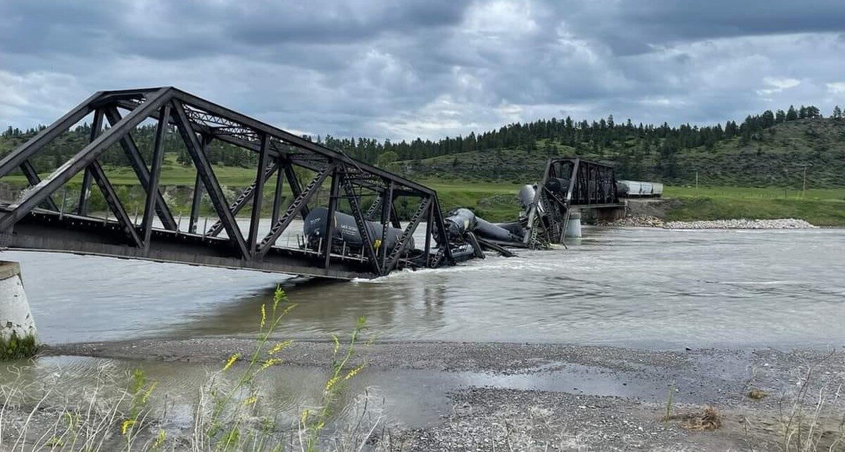 Katastrofa kolejowa na rzece Yellowstone (Fot. Stillwater County DES)