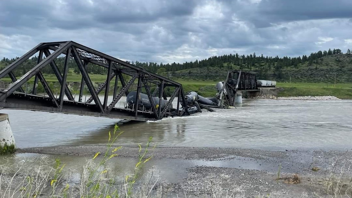 Katastrofa kolejowa na rzece Yellowstone (Fot. Stillwater County DES)