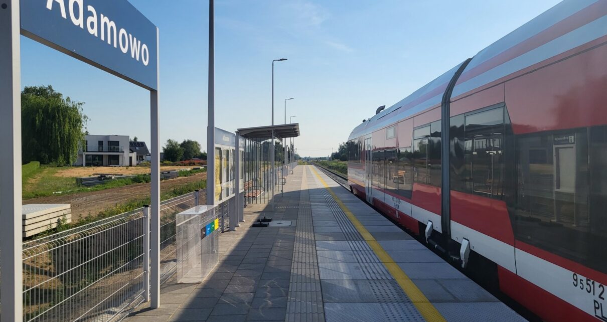 Pociąg przy nowym przystanku Adamowo (fot. Radek Śledziński / PKP PLK)