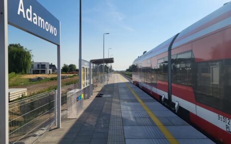 Pociąg przy nowym przystanku Adamowo (fot. Radek Śledziński / PKP PLK)