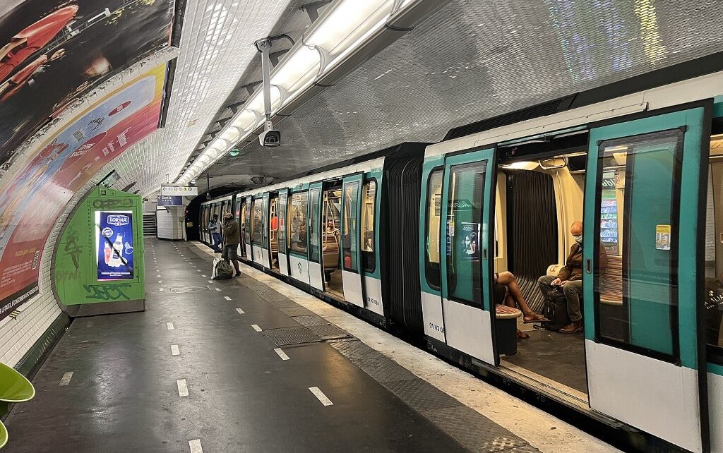 Gwinejczyk wepchnął 52-letnią obywatelkę Algierii pod pociąg metra. Kobieta nie żyje (fot. By Chabe01 - Own work, CC BY-SA 4.0, https://commons.wikimedia.org/w/index.php?curid=119872112)