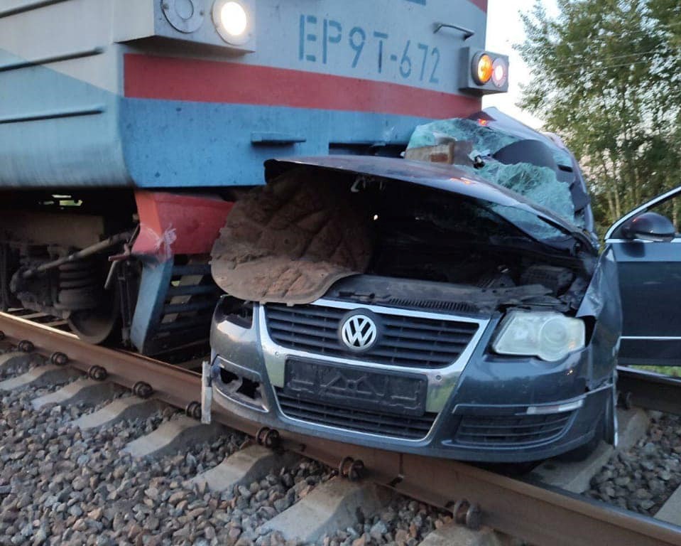 Samochód osobowy wjechał pod pociąg. W tragicznym wypadku zginęły trzy osoby, w tym dziecko (fot. Ukrzaliznytsia)