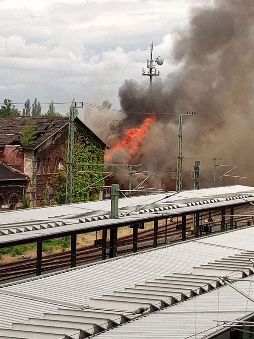 Płonie budynek muzeum kolei w Schwerin (Fot. Teddy Nienchen / Facebook)