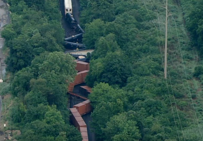 Silne opady deszczu w Pensylwanii prawdopodobnie doprowadziły do wykolejenia pociągu towarowego. (fot. kadr z filmu)
