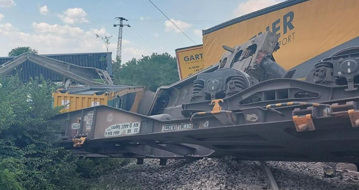 Wagony pociągu towarowego wypadły z szyn. Jak doszło do katastrofy? (fot. police.hu)