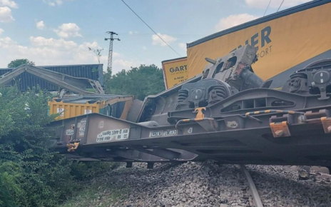 Wagony pociągu towarowego wypadły z szyn. Jak doszło do katastrofy? (fot. police.hu)