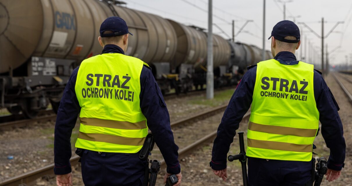 Funkcjonariusze Straży Ochrony Kolei w trakcie patrolu (fot. SOK)