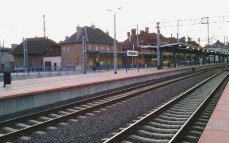 Stacja kolejowa w Malborku (fot. Autorstwa JJKPL - Praca własna, CC BY-SA 4.0, https://commons.wikimedia.org/w/index.php?curid=46907042)