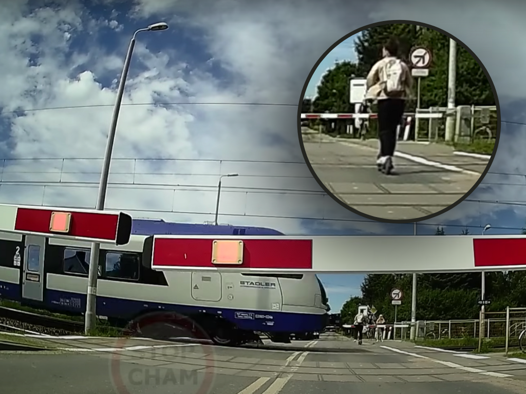 Mężczyzna na hulajnodze odwrócił głowę w stronę pędzącego pociągu. Zdążył zjechać z torów (fot. screen z filmu)