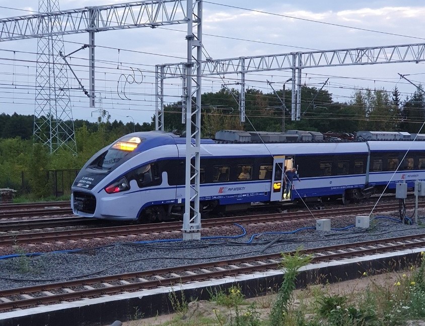 Około godz. 5.00 z szyn wypadł pociąg PKP Intercity relacji Białystok - Warszawa Zachodnia (Fot. Podlaska Policja)