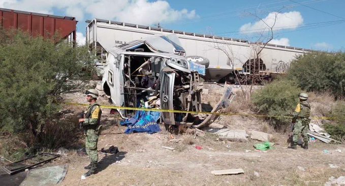 Wypadek na przejeździe kolejowym w środkowym Meksyku. Nie żyje 7 osób. (Fot. @Latitud21mx/Twitter)