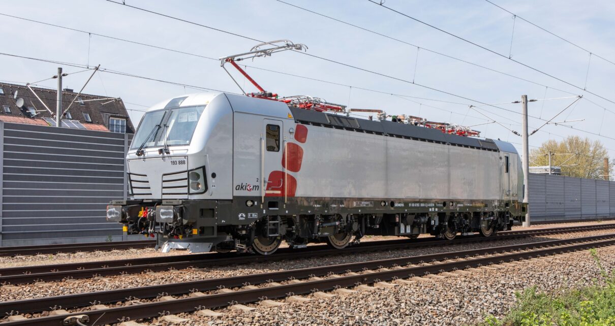 Akiem zamówił 20 lokomotyw Vectron od Siemens Mobility w grudniu 2021 r. oraz dodatkowe 65 jednostek w sierpniu ubiegłego roku.