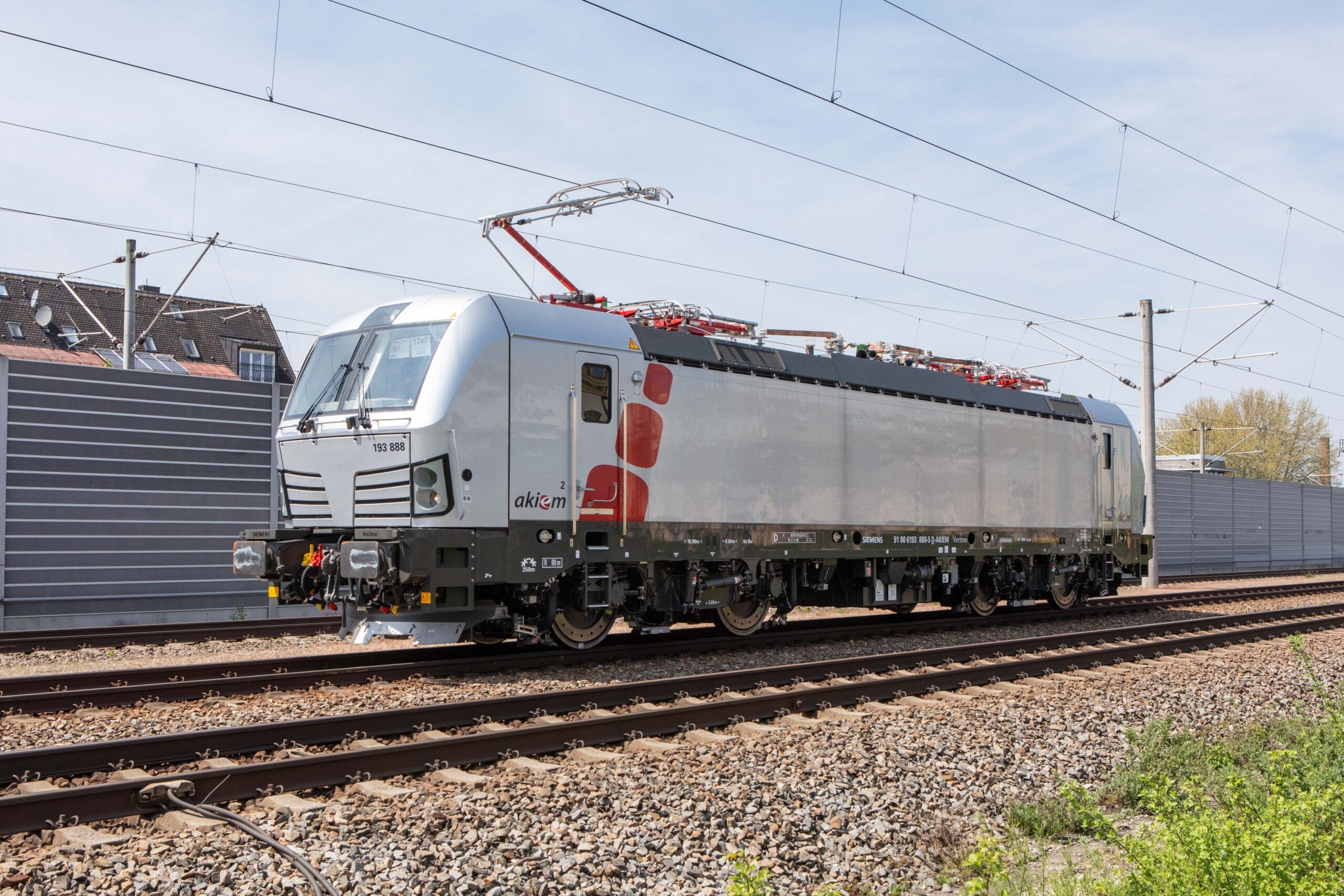 Akiem zamówił 20 lokomotyw Vectron od Siemens Mobility w grudniu 2021 r. oraz dodatkowe 65 jednostek w sierpniu ubiegłego roku.