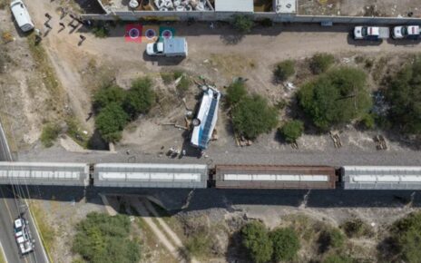 Wypadek na przejeździe kolejowym w środkowym Meksyku. Nie żyje 7 osób. (Fot. @Latitud21mx/Twitter)